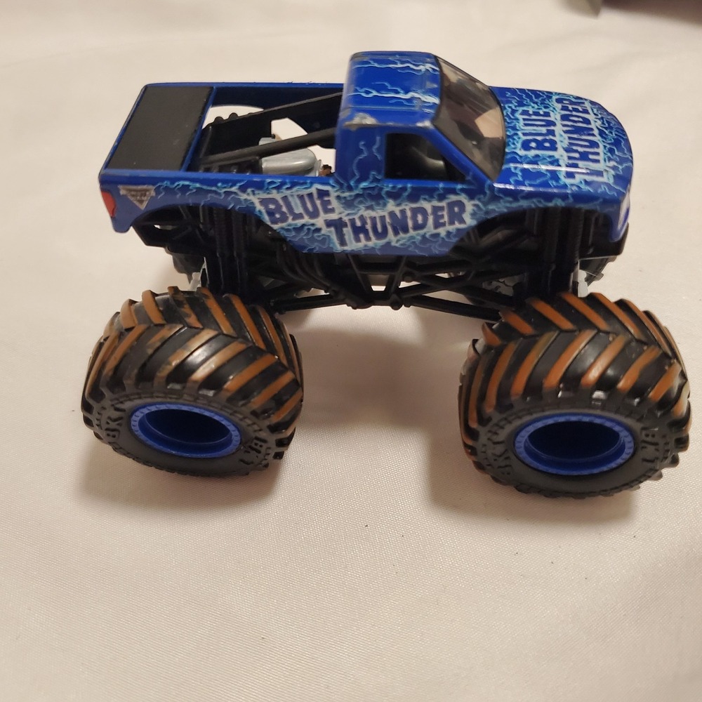 Mattel Hot Wheels 1:64 Die-Cast Monster Jam Blue Thunder w Blue Dirt Look Tires